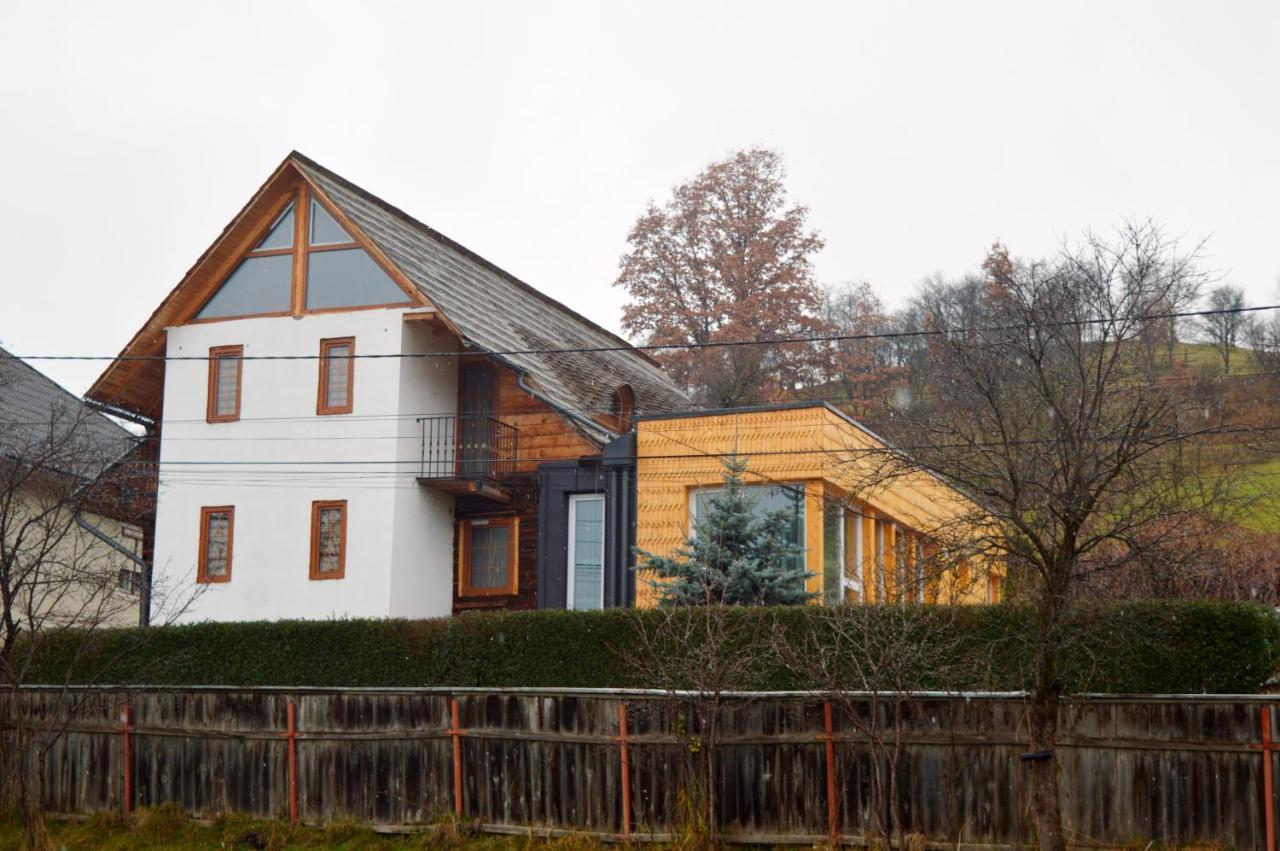 Casa Cu Magnolii Hotell Poienile Izei Eksteriør bilde