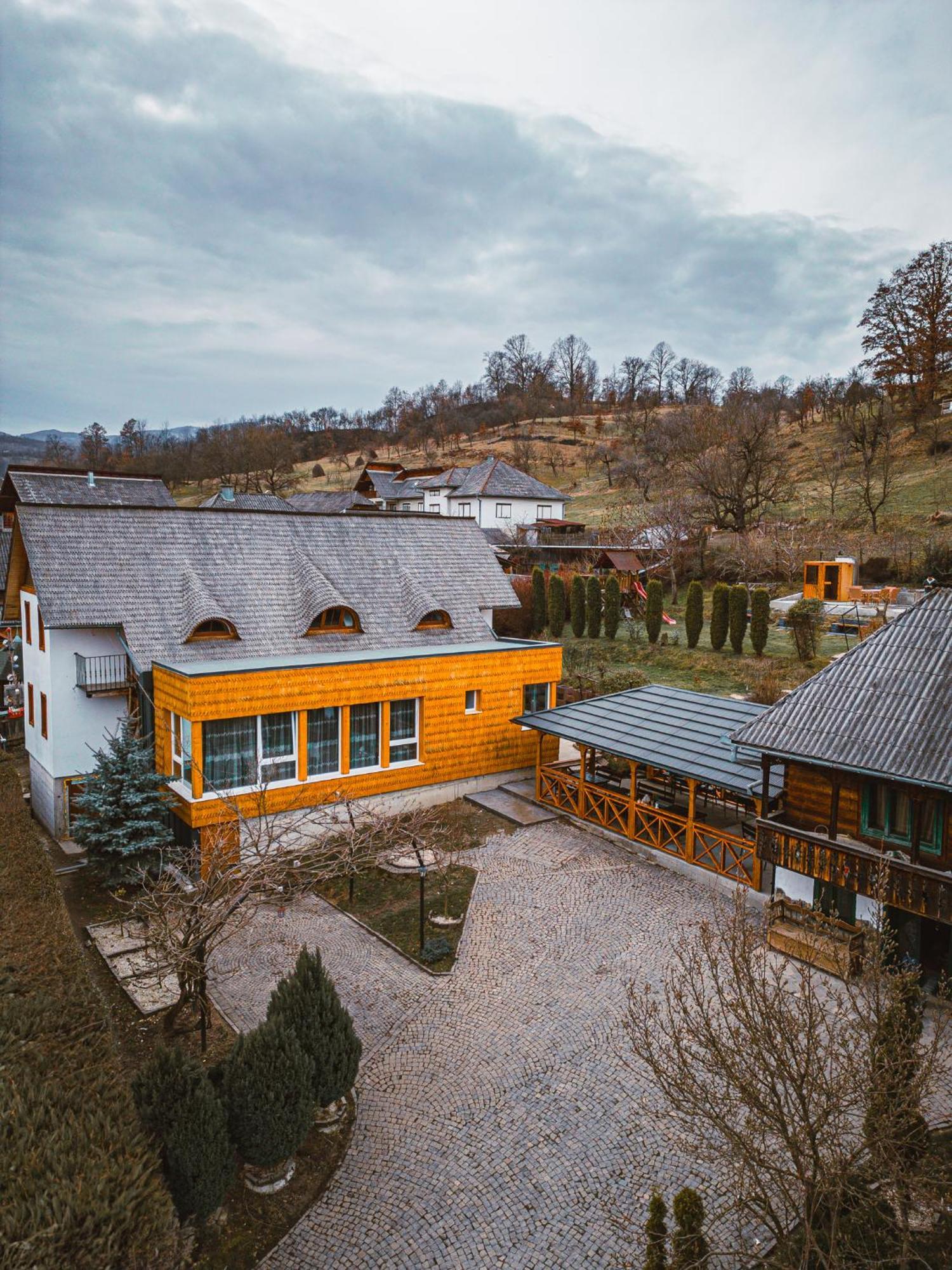 Casa Cu Magnolii Hotell Poienile Izei Eksteriør bilde